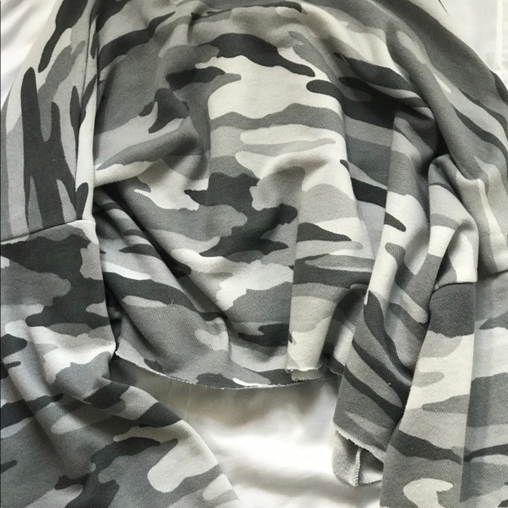 ✨24 HOUR SALE✨ Aerie Cropped Camo Sweatshirt - Picture 2 of 3